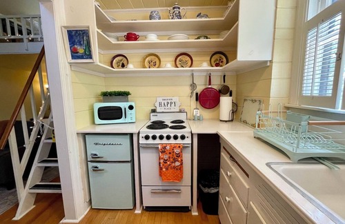 Historic Old Northeast Cottage | Historic Cottage Retreat by Waterfront Park & Downtown Path