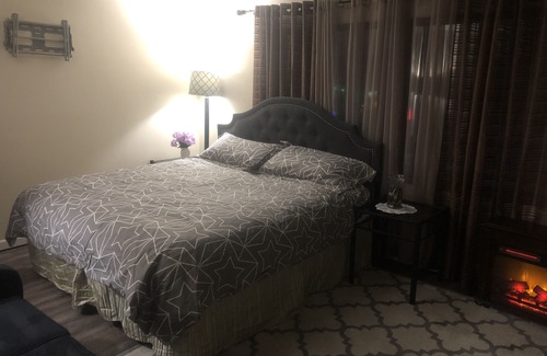 Middletown Apartment | Charming Historic Room with Kitchen in Downtown Middletown
