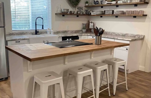 West Monroe House | Discover Historic Rails Retreat: Rated 9.8 & Family-Friendly