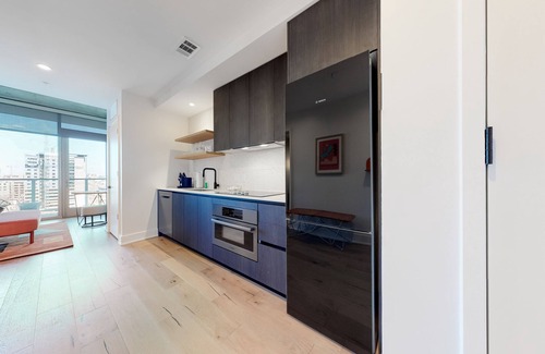 Rainey Street Historic District Apartment | Historic Rainey Street Condo with City Views & Rooftop Pool