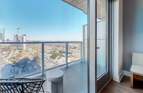 Rainey Street Historic District Apartment | Historic Rainey Street Condo with City Views & Rooftop Pool