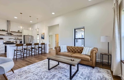 Georgetown House | Historic Remodeled Bungalow-Walk to Everything GT