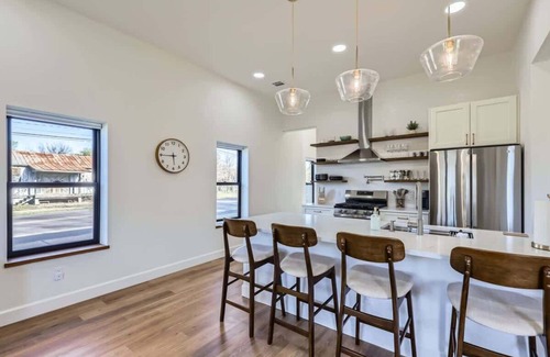 Georgetown House | Historic Remodeled Bungalow-Walk to Everything GT