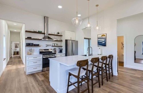 Georgetown House | Historic Remodeled Bungalow-Walk to Everything GT