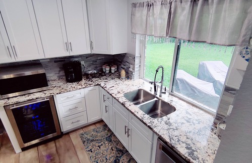 Clear Lake Shores House | Historic Kemah Home Steps from the Boardwalk with Kitchen