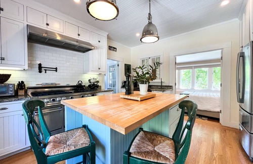 St. Helena House | Historic Saint Helena Farmhouse Near Main Street with Spa