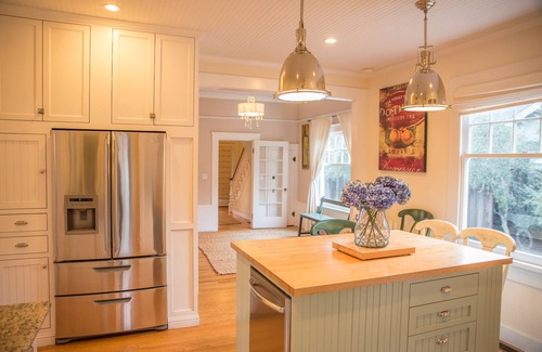 St. Helena House | Historic Saint Helena Farmhouse Near Main Street with Spa