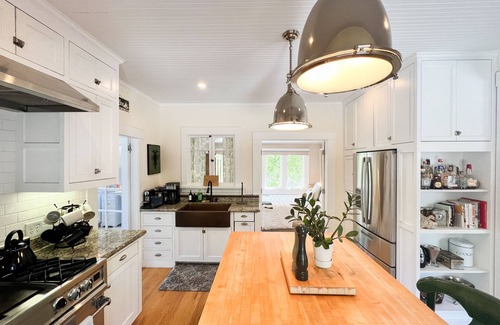 St. Helena House | Historic Saint Helena Farmhouse Near Main Street with Spa
