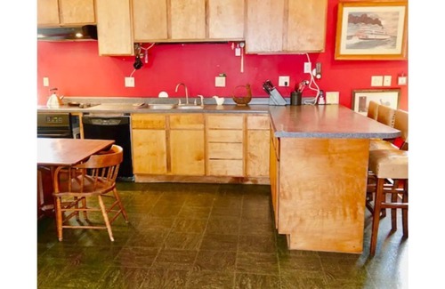 Springfield House | Historic Skatepark Retreat with Hot Tub Near Lincoln's Home