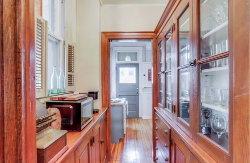 Tiffin House | Historic Tiffin Home: Steps from University with Spa & Breakfast