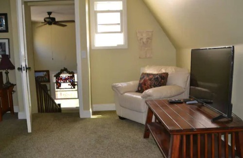 Kensington Apartment | Historic Tudor: Guest Rated 10/10 with Spectacular Amenities