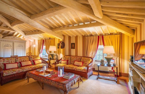 Giugnano House | Historic vacation home in a hilly location in the characteristic historic village of Larciano Castel