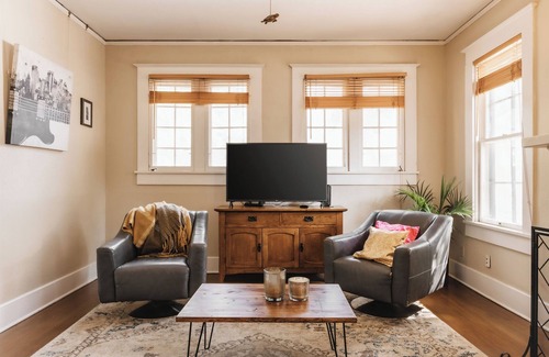 West Campus House | Historic Victorian 4BR Home on UT Campus and Downtown