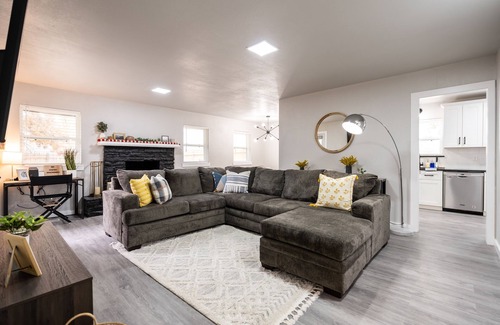 Oklahoma City House | Charming Historic Villa near Lake Hefner with Hot Tub