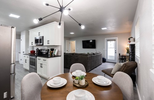 Oklahoma City House | Charming Historic Villa near Lake Hefner with Hot Tub