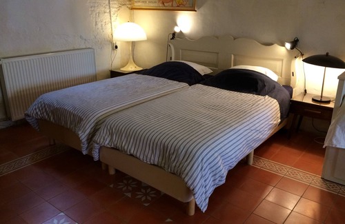 Utrecht City Center Bed & Breakfast | Historic Wharf Apartment: Canal Views & Spa Amenities