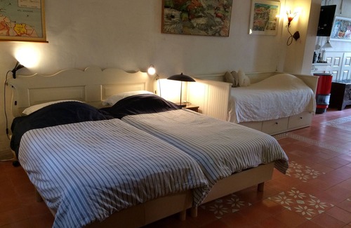 Utrecht City Center Bed & Breakfast | Historic Wharf Apartment: Canal Views & Spa Amenities
