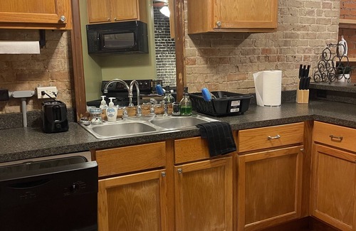 Leesville Apartment | Explore Historical Downtown Leesville/Fort Polk for 4