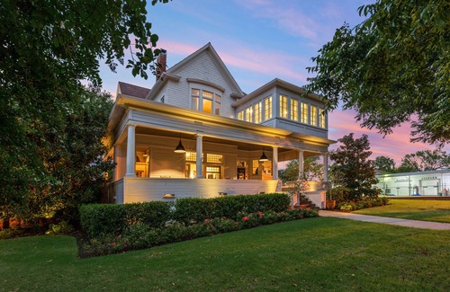 Austin Ave. House | Elegant Historical Home in Downtown Waco for a Dream Stay