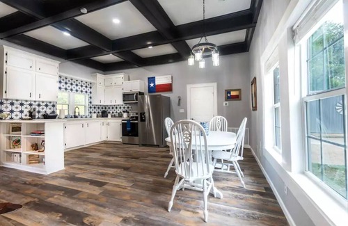 Leander House | Historic Leander Lodge: Ideal for Families, Steps to Lake Travis