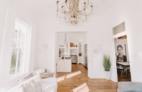 Waco House | Discover the Historic Morrow House with Lake View Amenities