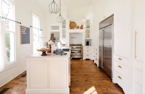 Waco House | Discover the Historic Morrow House with Lake View Amenities