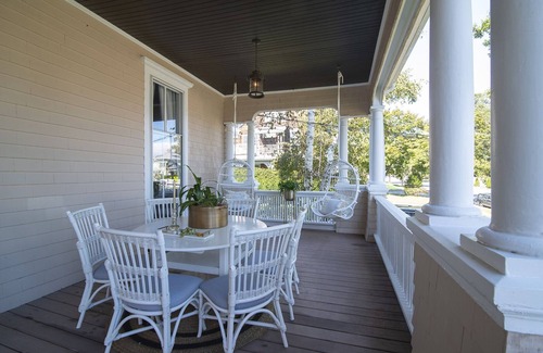 New London House | Coastal Holiday Home: Steps from Ocean Beach & Spa Retreat