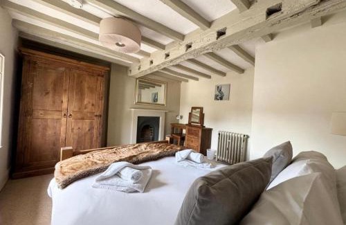 Edwinstowe House | Historical Sherwood Forest Cottages - Sleeps 16