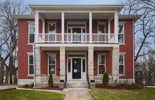 Bowling Green Apartment | Historic Studio Steps from WKU Campus & Downtown BG!