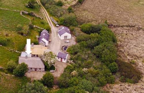 Spiddal House | Historic Thatched Cottage at Cnoc Suain - Rated 9.2/10