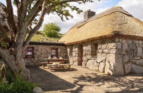 Spiddal House | Historic Thatched Cottage at Cnoc Suain - Rated 9.2/10