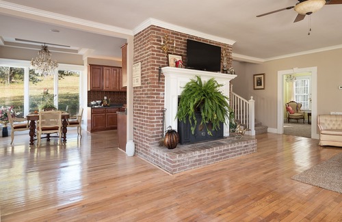 Rockford House | Charming Yellow Tea Cup Cottage with Spa & Kitchen Amenities