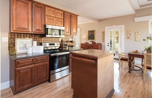 Rockford House | Charming Yellow Tea Cup Cottage with Spa & Kitchen Amenities
