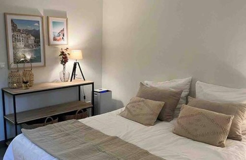Othmarschen Apartment | Discover a Historic Retreat at Jenischpark with Family Focus