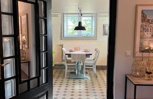 Othmarschen Apartment | Discover a Historic Retreat at Jenischpark with Family Focus