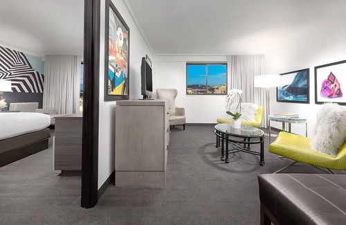Lower Allston Hotel | Explore History and Culture Near TD Garden with Parking