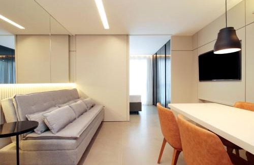 Ibirapuera Apartment | Elegant HIT Itaim: 4-Star Hotel with Pool & Family-Friendly Amenities