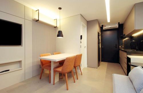 Ibirapuera Apartment | Elegant HIT Itaim: 4-Star Hotel with Pool & Family-Friendly Amenities