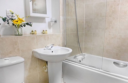 Hitchin Apartment | Cozy Hitchin Ground Floor Flat with Family & Pet Amenities