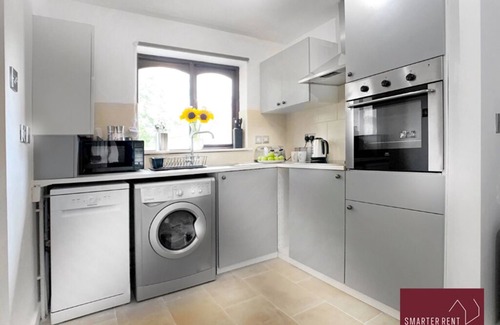 Hitchin Apartment | Discover Hitchin Coach House: Family-Friendly with Parking