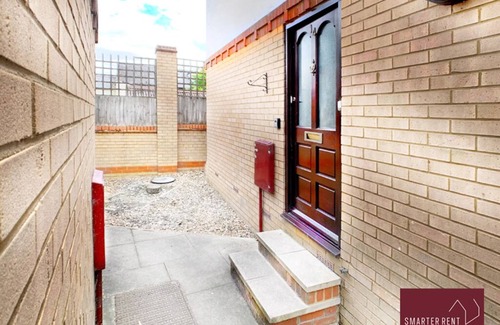 Hitchin Apartment | Discover Hitchin Coach House: Family-Friendly with Parking