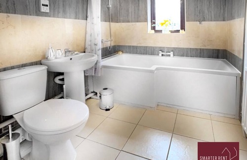 Hitchin Apartment | Discover Hitchin Coach House: Family-Friendly with Parking