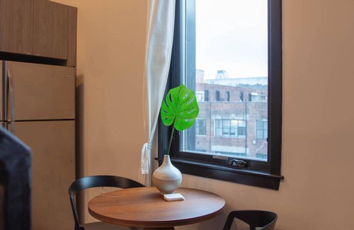 Center City Apartment | Inviting Hive Room in the Kestrel Building Awaits You