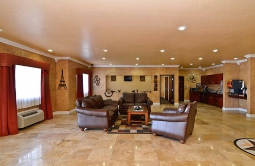 Broken Bow Hotel | Welcoming HiWay Inn Express of Broken Bow with Pool & Breakfast
