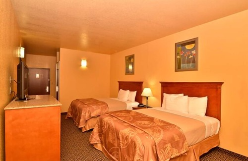 Broken Bow Hotel | Welcoming HiWay Inn Express of Broken Bow with Pool & Breakfast