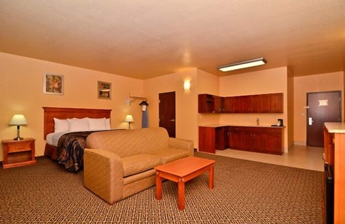 Broken Bow Hotel | Welcoming HiWay Inn Express of Broken Bow with Pool & Breakfast