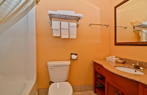 Broken Bow Hotel | Welcoming HiWay Inn Express of Broken Bow with Pool & Breakfast