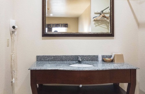 Coalgate Hotel | Budget-Friendly Stay at Hiway Inn Express of Coalgate
