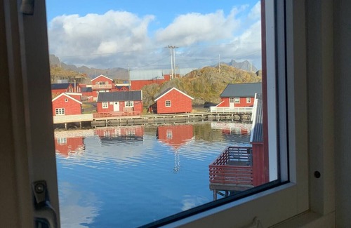 Stamsund Cabin | Discover Hjellebua - Stamsund's Heart with Spa & Hot Tub