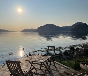 Andalsnes House | Hjelvikhytta: Prime Location by the Sea, Pet-Friendly Stay